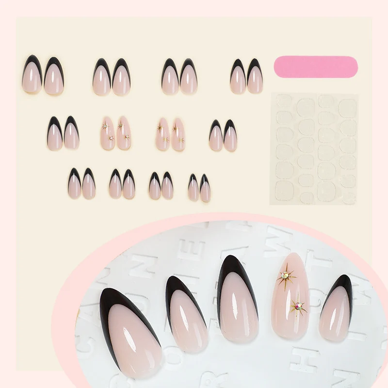 Kunstnagelset mit eleganten schwarzen Akzenten und glamourösen Details Brehn