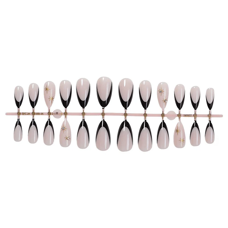 Kunstnagelset mit eleganten schwarzen Akzenten und glamourösen Details Brehn