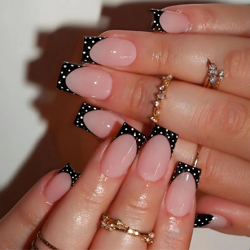 Kunstnagelset mit eleganten Schwarz-Weiß-Akzenten Brehn