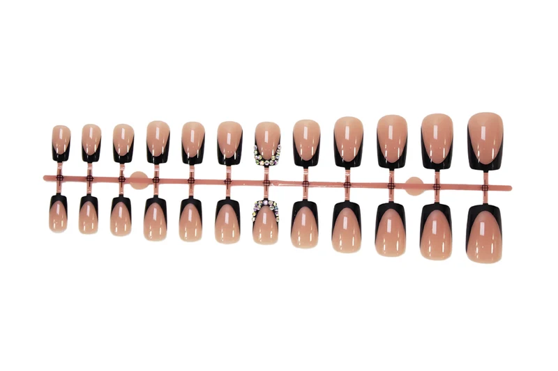 Kunstnagelset mit eleganten Schwarz-Spitzen und funkelnden Akzenten Brehn