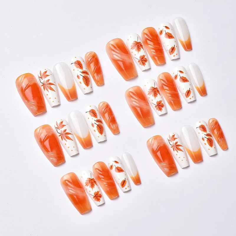 Kunstnagelset mit eleganten Herbstmotiven und glänzenden Akzenten Brehn