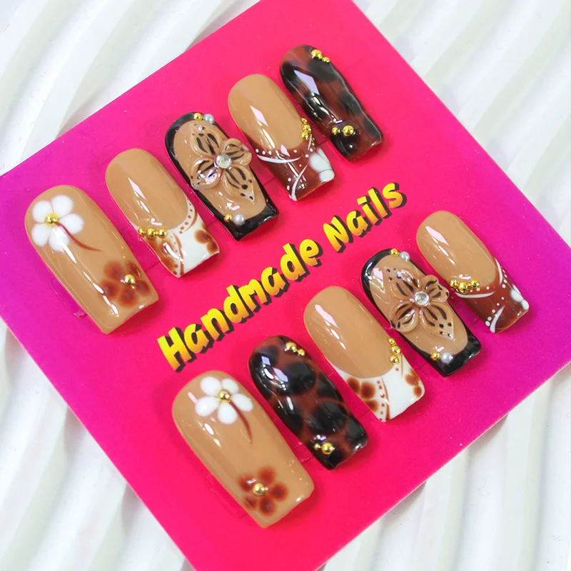 Kunstnagelset mit eleganten handgefertigten Designs und dekorativen Akzenten Brehn