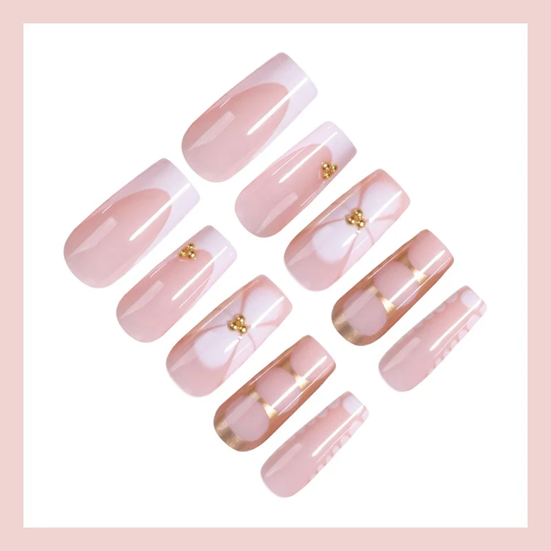 Kunstnagelset mit eleganten Goldverzierungen und romantischen Akzenten Brehn