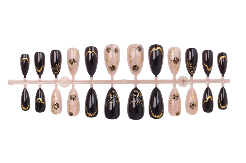 Kunstnagelset mit eleganten Goldverzierungen und originellen Mustern Brehn