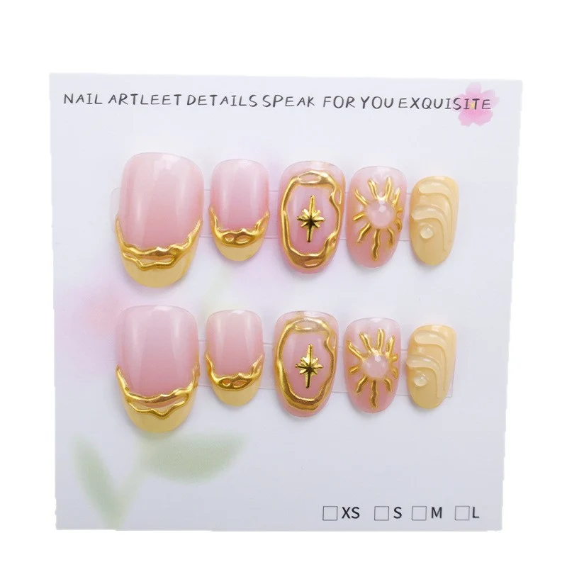 Kunstnagelset mit eleganten Goldverzierungen und kreativen Designs Brehn