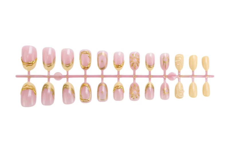 Kunstnagelset mit eleganten Goldverzierungen und kreativen Designs Brehn