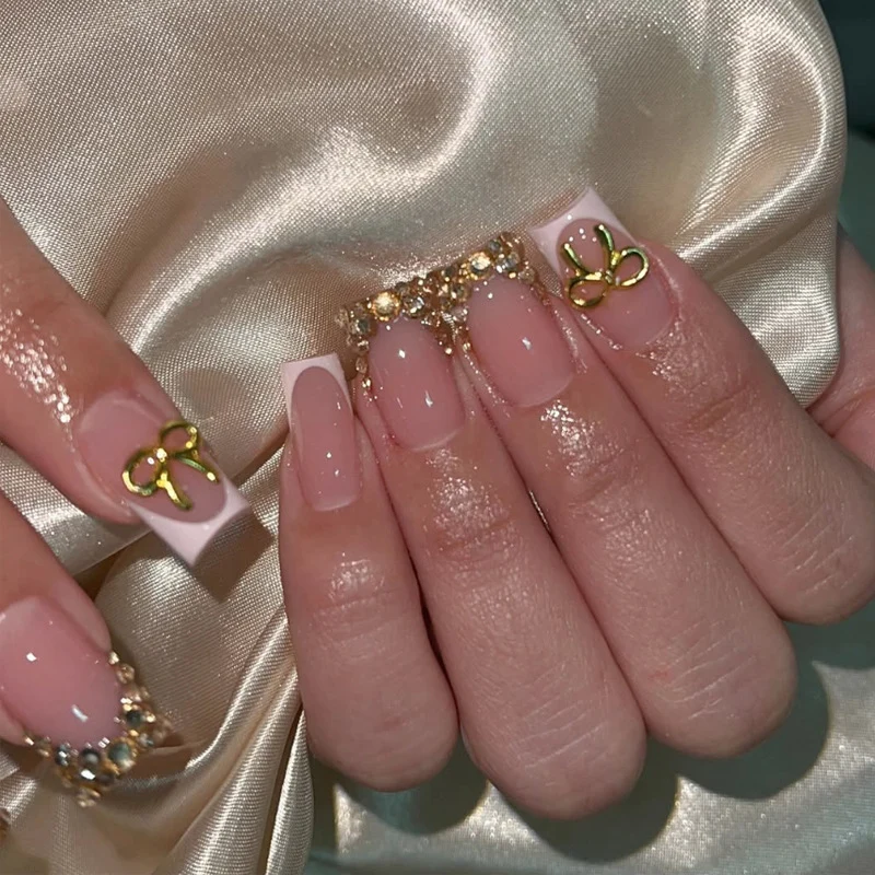 Kunstnagelset mit eleganten Goldverzierungen Brehn