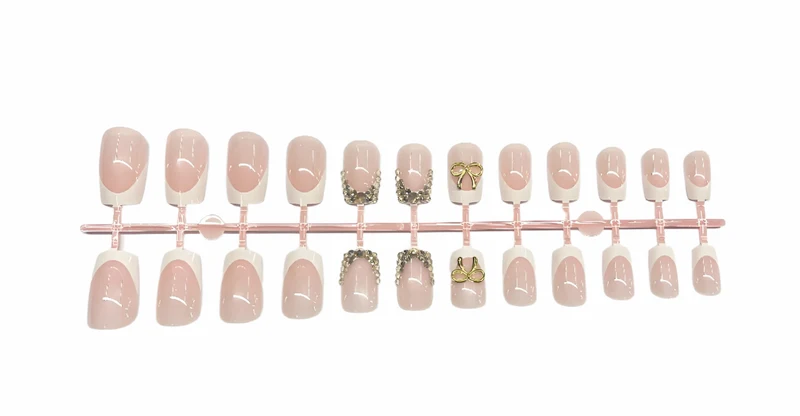 Kunstnagelset mit eleganten Goldverzierungen Brehn