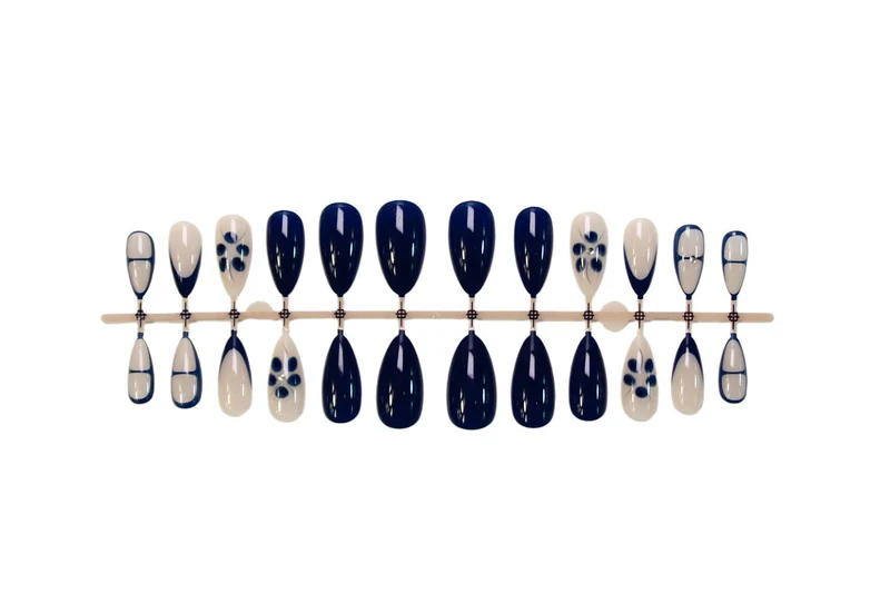 Kunstnagelset mit eleganten akzentuierten Designs Brehn