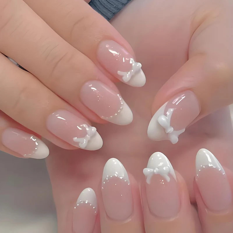 Kunstnagelset mit eleganten Schleifen und Spitzen Brehn