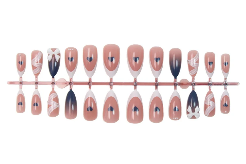 Kunstnagelset mit eleganten Schleifen und herzförmigen Akzenten Brehn
