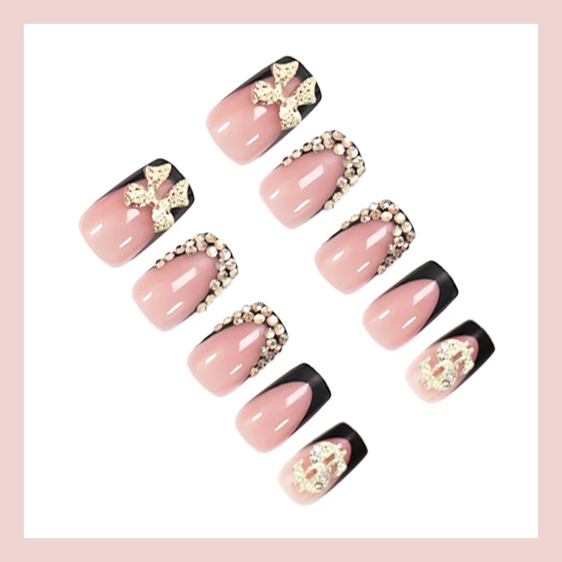Kunstnagelset mit eleganten goldenen Verzierungen und modernem Design Brehn