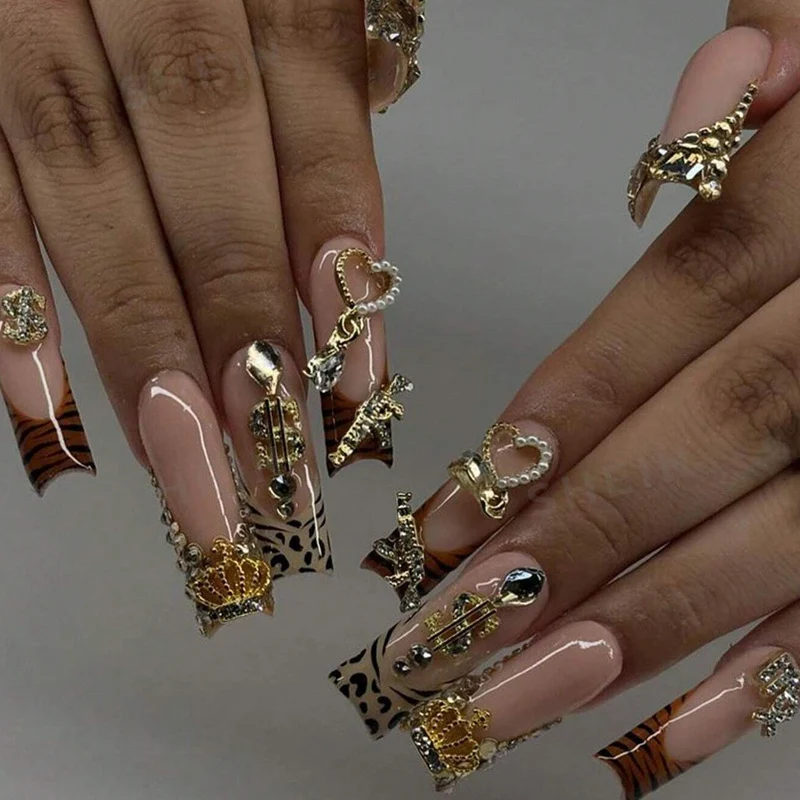 Kunstnagelset mit eleganten goldenen und tierischen Verzierungen Brehn