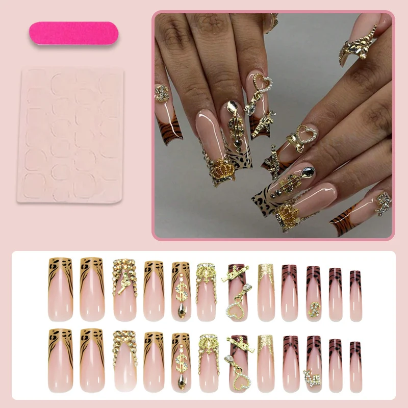 Kunstnagelset mit eleganten goldenen und tierischen Verzierungen Brehn