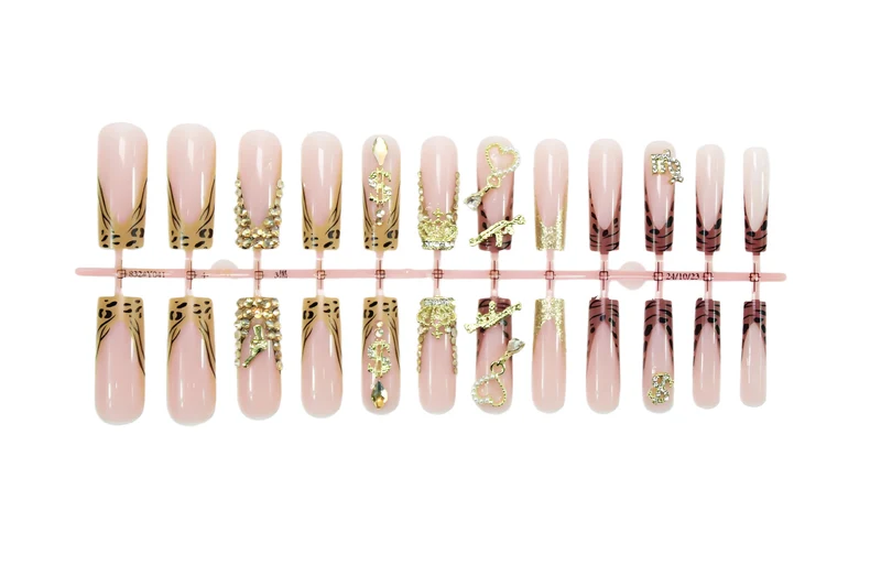 Kunstnagelset mit eleganten goldenen und tierischen Verzierungen Brehn