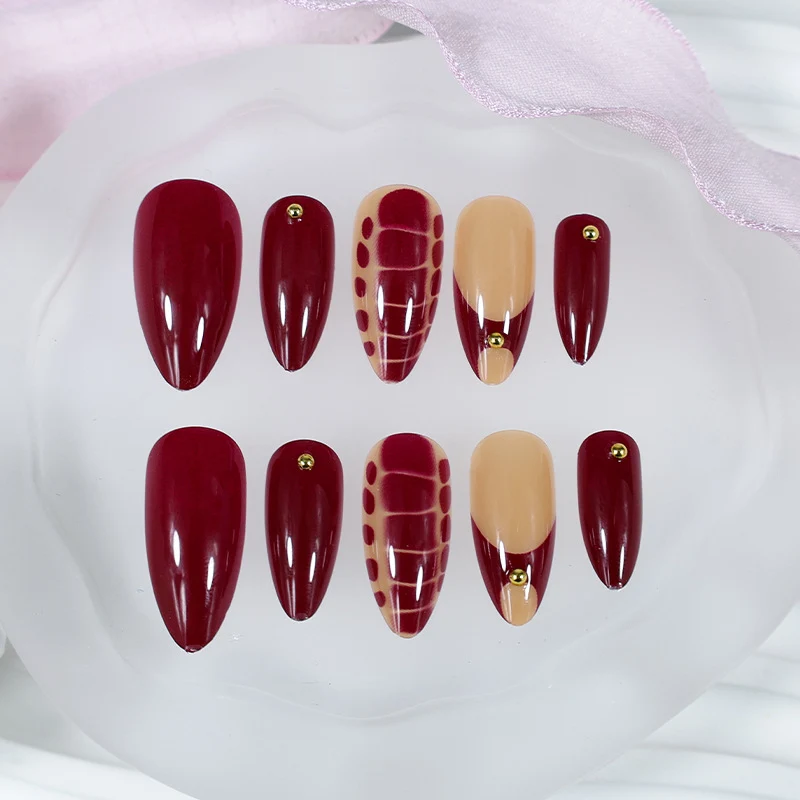 Kunstnagelset mit eleganten goldenen Akzenten und trendigem Design Brehn