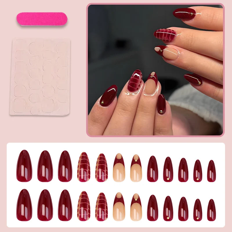 Kunstnagelset mit eleganten goldenen Akzenten und trendigem Design Brehn