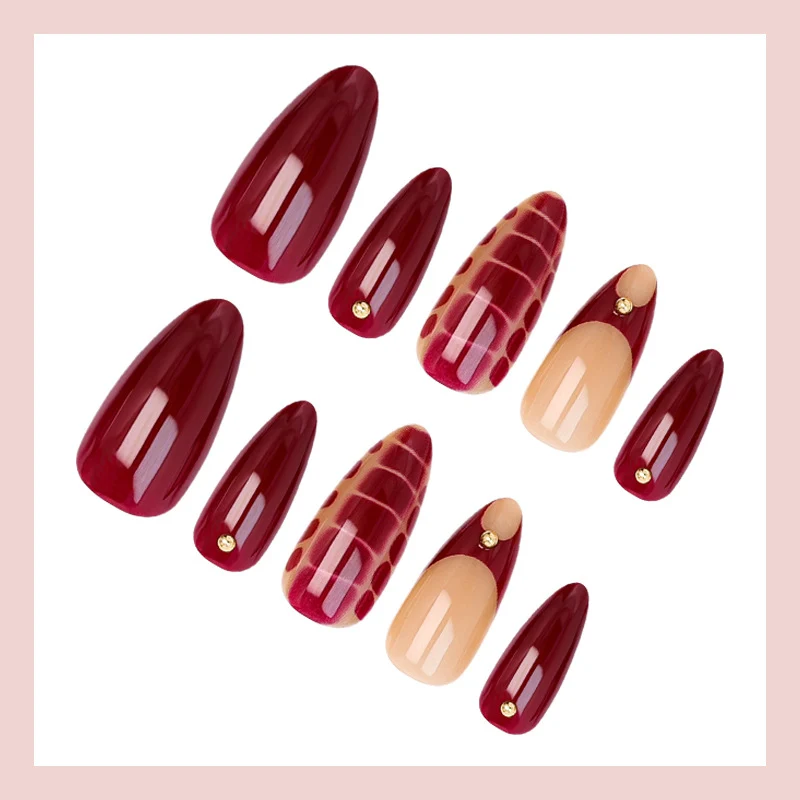 Kunstnagelset mit eleganten goldenen Akzenten und trendigem Design Brehn