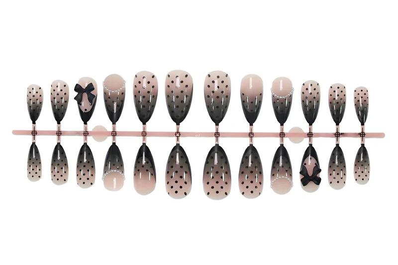 Kunstnagelset mit elegantem Punkt- und Schleifenmuster Brehn