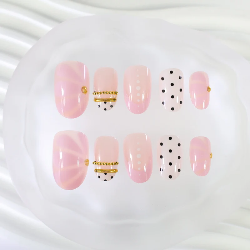 Kunstnagelset mit elegantem Polka-Dot und glamourösen goldenen Akzenten Brehn