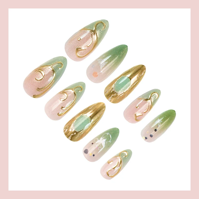 Kunstnagelset mit eleganten Goldakzenten und floralen Designs Brehn