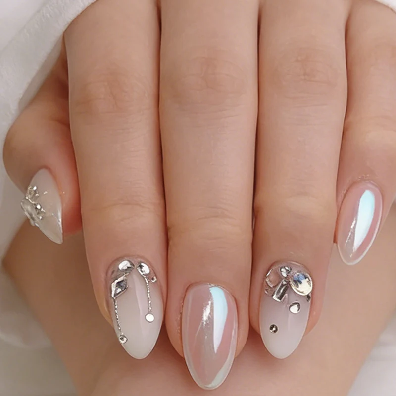 Kunstnagelset mit eleganten Glitzerverzierungen und feinem Finish Brehn