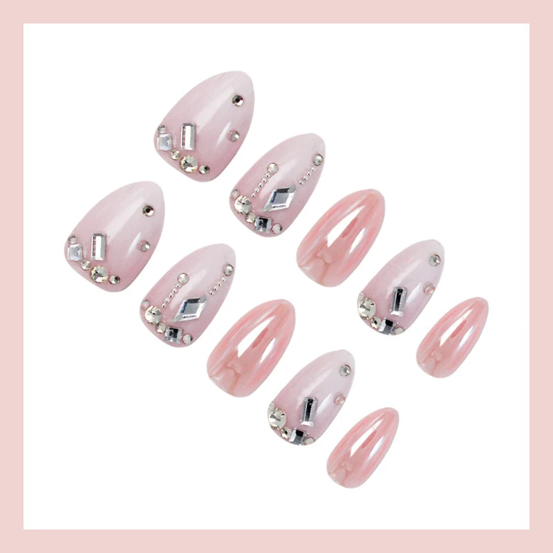 Kunstnagelset mit eleganten Glitzerverzierungen und feinem Finish Brehn