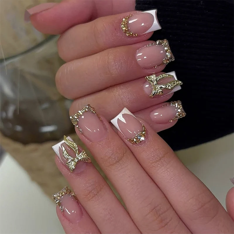 Kunstnagelset mit eleganten Glitzerornamenten und stilvollen French-Tipps Brehn