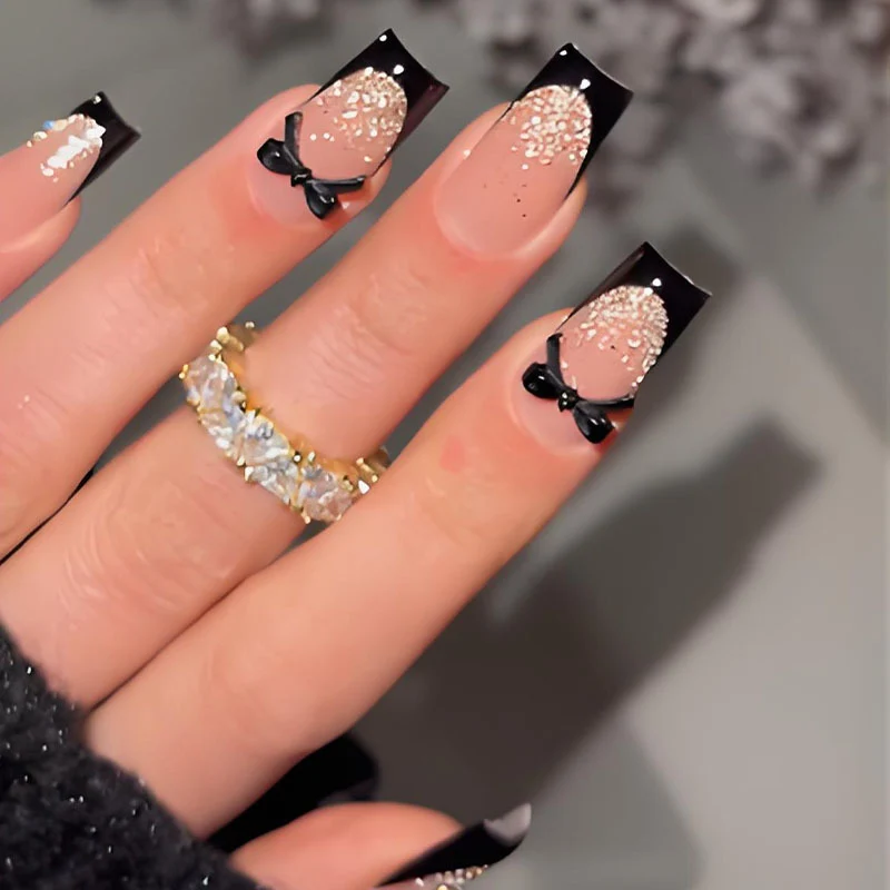 Kunstnagelset mit eleganten Glitzerakzenten und Schleifendetails Brehn