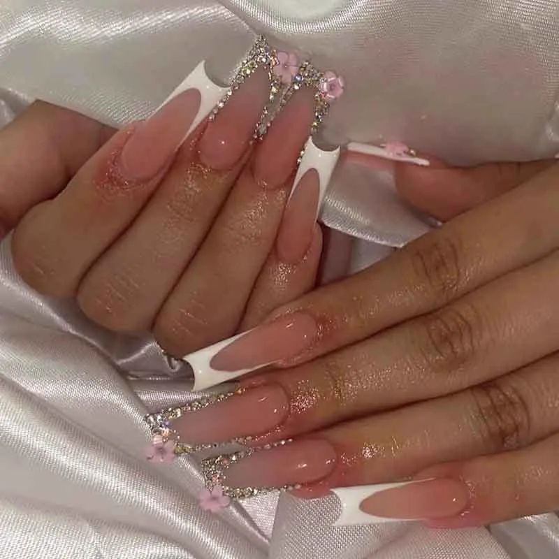 Kunstnagelset mit eleganten Glitzer- und Blütenakzenten Brehn