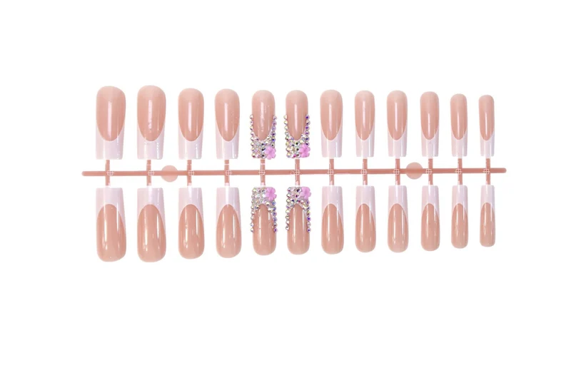 Kunstnagelset mit eleganten Glitzer- und Blütenakzenten Brehn