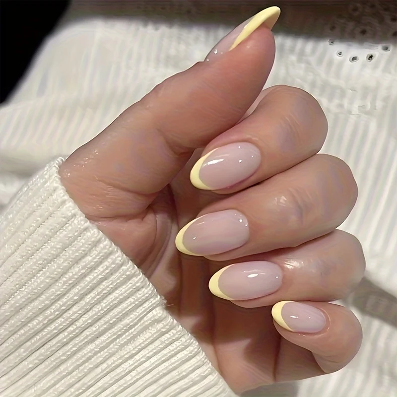 Kunstnagelset mit eleganten French-Tips und kreativen Akzenten Brehn