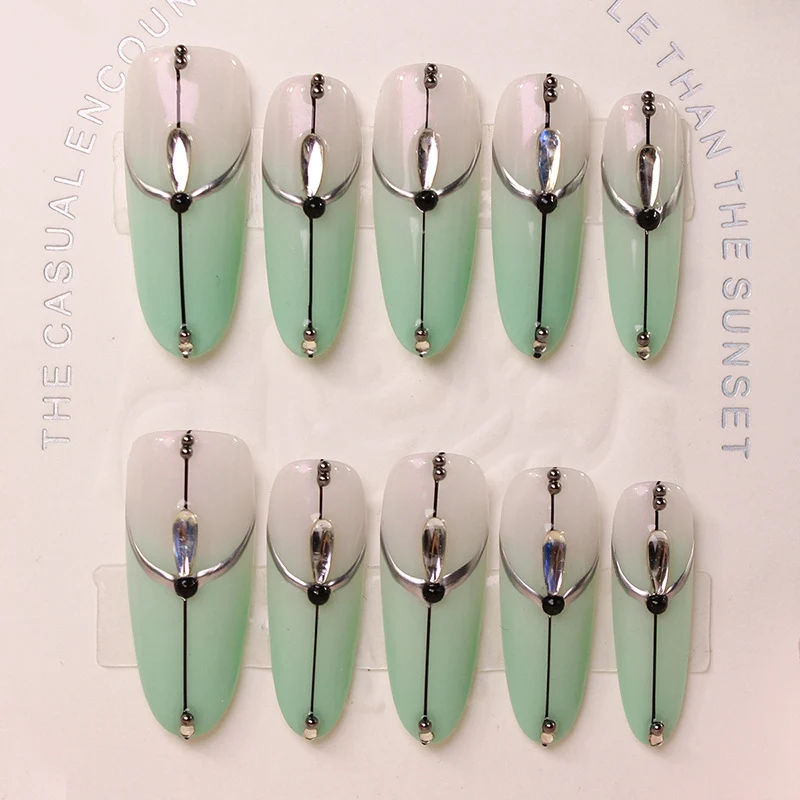 Kunstnagelset mit elegantem Ombre-Effekt und glamourösen Verzierungen Brehn