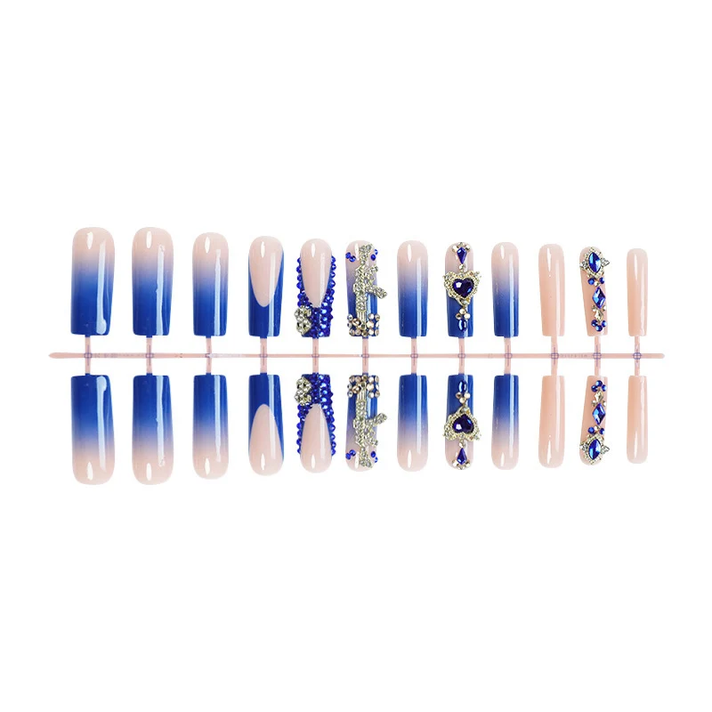 Kunstnagelset mit elegantem Ombre-Design und glamourösen Strasselementen Brehn