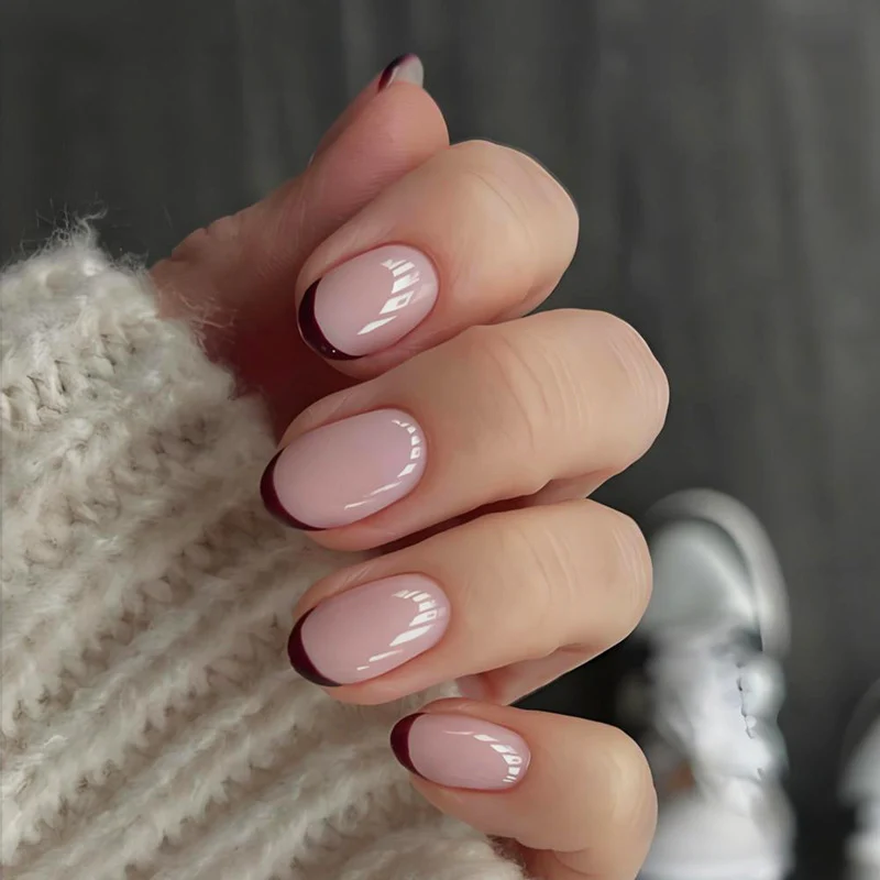 Kunstnagelset mit eleganten French-Spitzen und trendigem Design Brehn