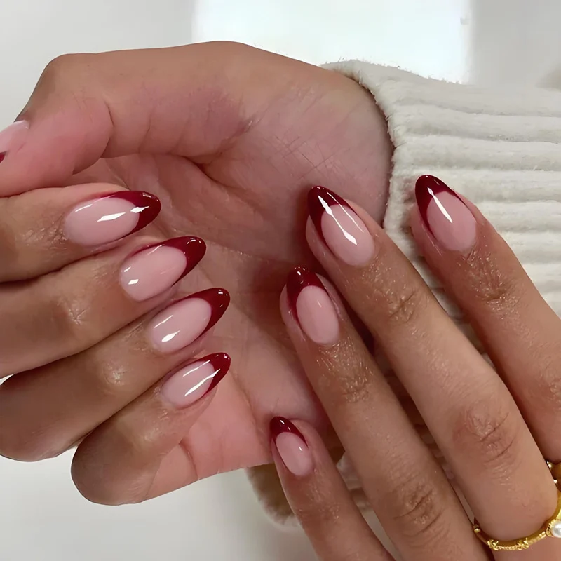 Kunstnagelset mit eleganten French-Spitzen und modernen Akzenten Brehn