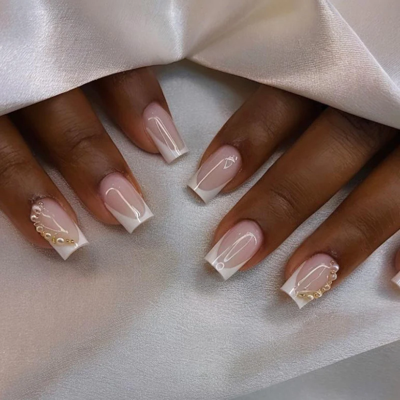 Kunstnagelset mit eleganten French-Spitzen und Glitzerakzenten Brehn