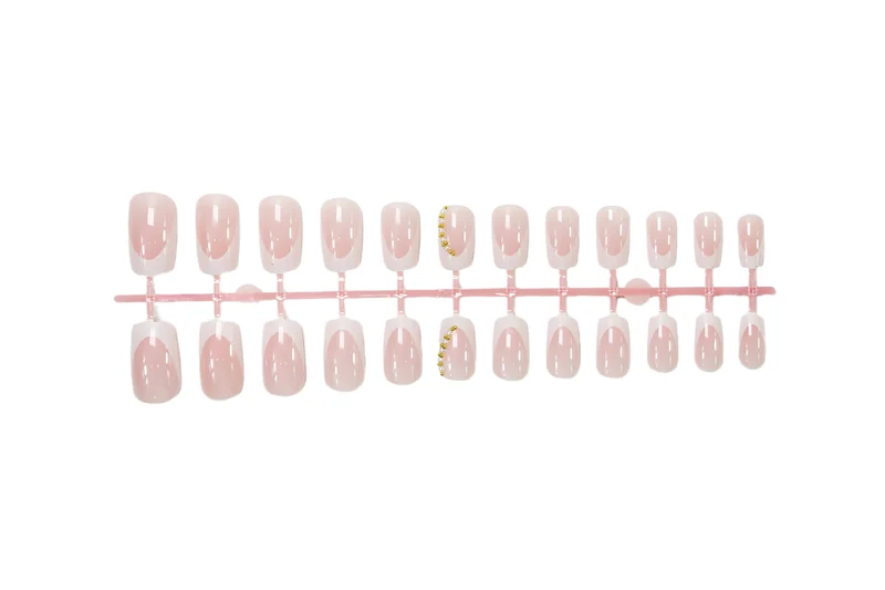 Kunstnagelset mit eleganten French-Spitzen und Glitzerakzenten Brehn
