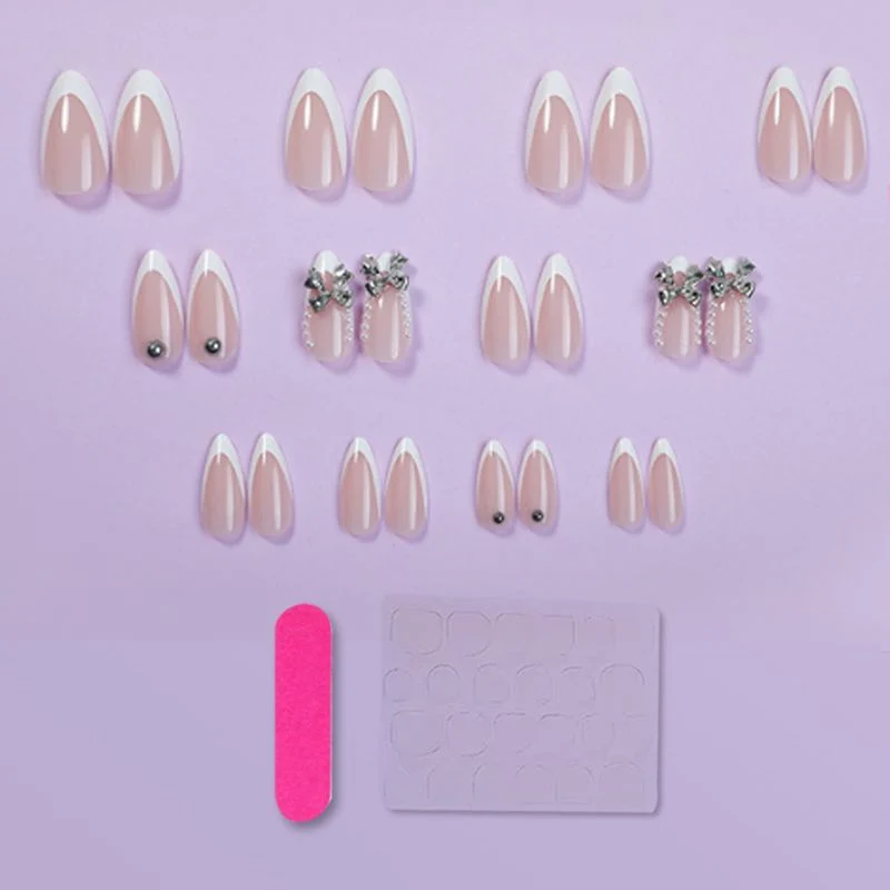 Kunstnagelset mit eleganten French-Spitzen und Dekorationsakzenten Brehn