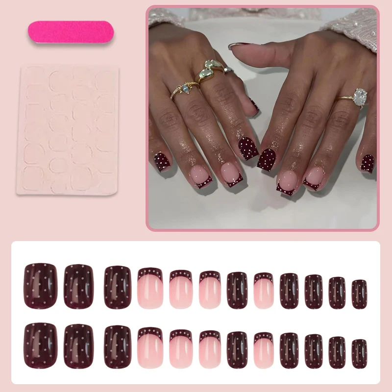 Kunstnagelset mit eleganten französischen Spitzen und verspielten Akzenten Brehn
