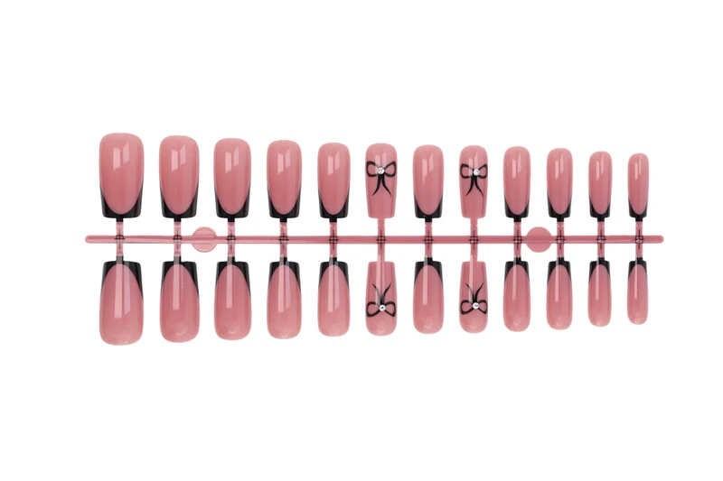 Kunstnagelset mit eleganten Details Brehn