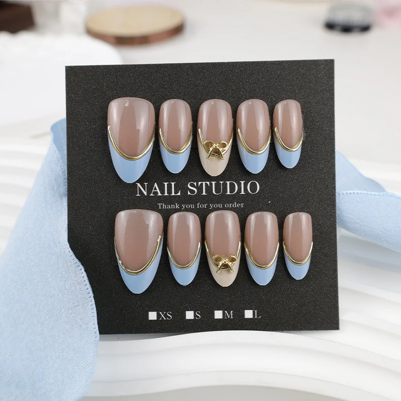Kunstnagelset mit eleganten Designs und Goldakzenten Brehn