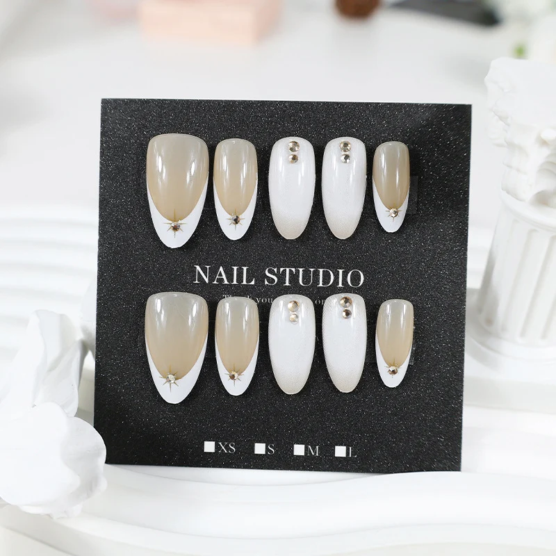 Kunstnagelset mit eleganten Design-Elementen und Glamourösen Akzenten Brehn