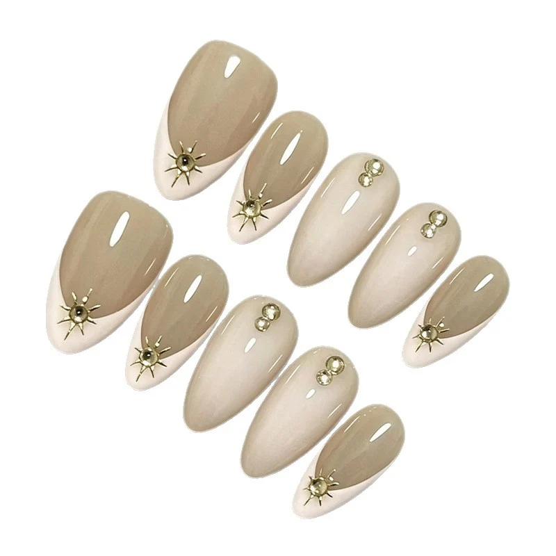 Kunstnagelset mit eleganten Design-Elementen und Glamourösen Akzenten Brehn