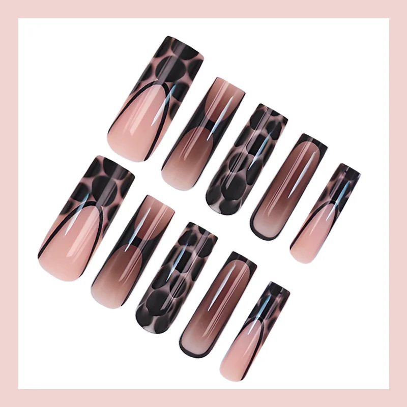 Kunstnagelset mit eleganten Dekoren und modernem Design Brehn