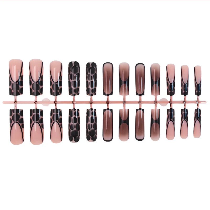Kunstnagelset mit eleganten Dekoren und modernem Design Brehn
