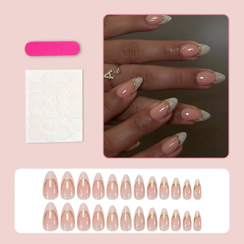 Kunstnagelset mit elegantem Goldrand und natürlich wirkendem Finish Brehn