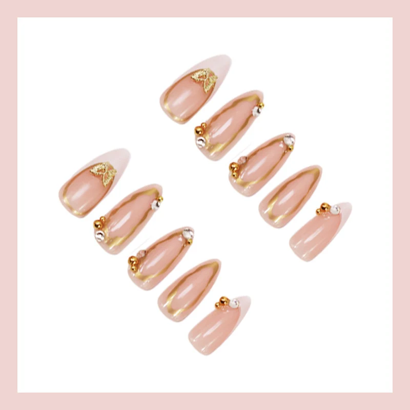 Kunstnagelset mit elegantem Goldakzent und luxuriösen Verzierungen Brehn