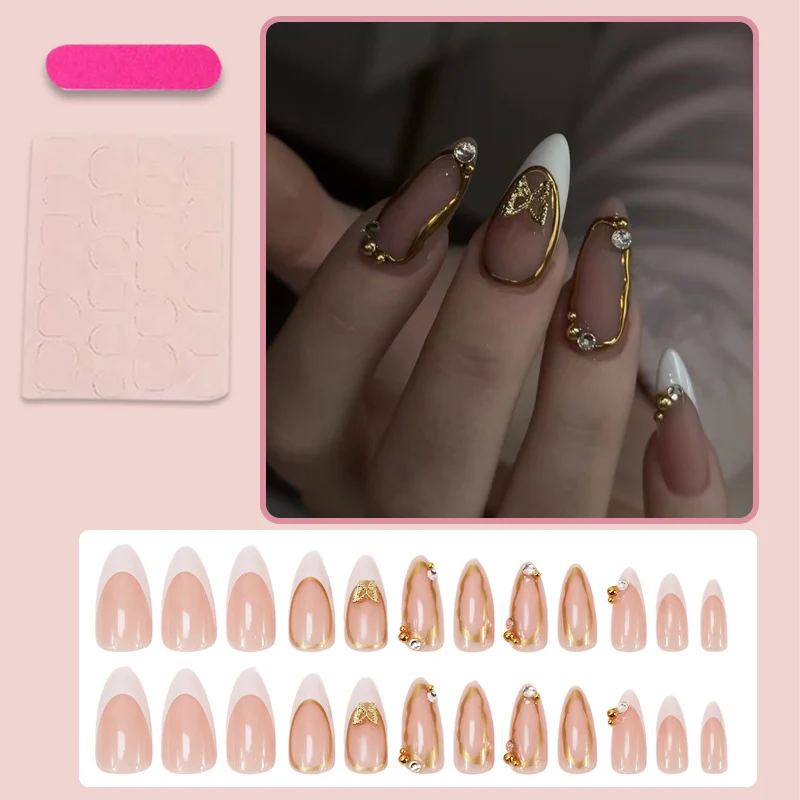 Kunstnagelset mit elegantem Goldakzent und luxuriösen Verzierungen Brehn