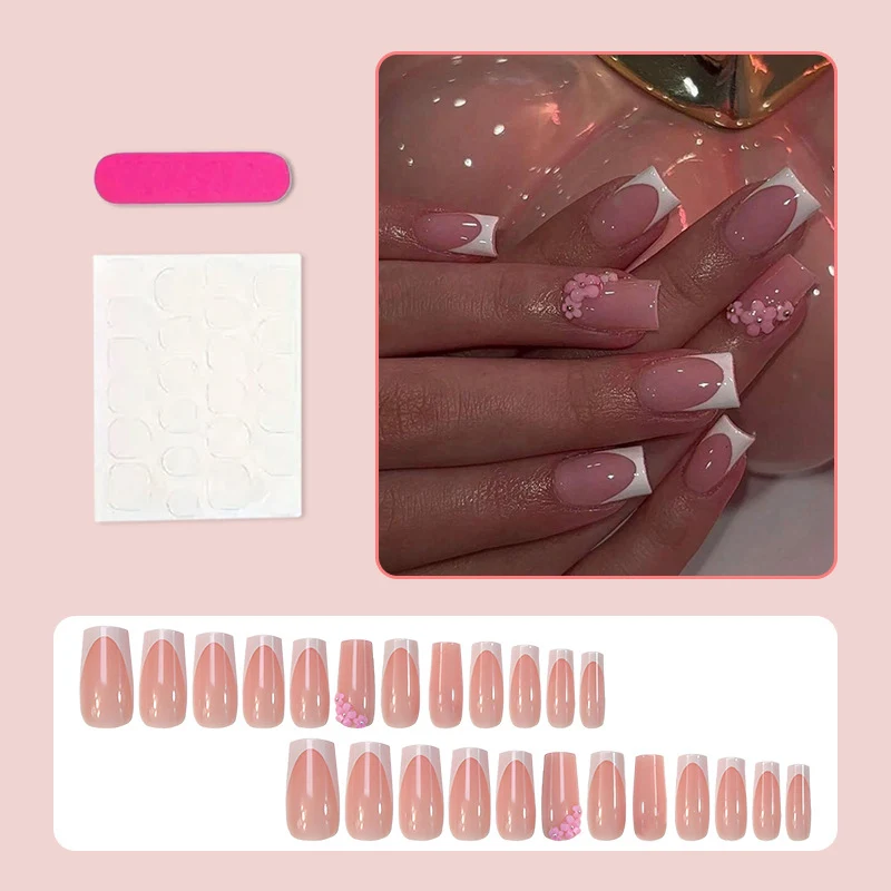 Kunstnagelset mit eleganten französischen Spitzen und dekorativen Akzenten Brehn